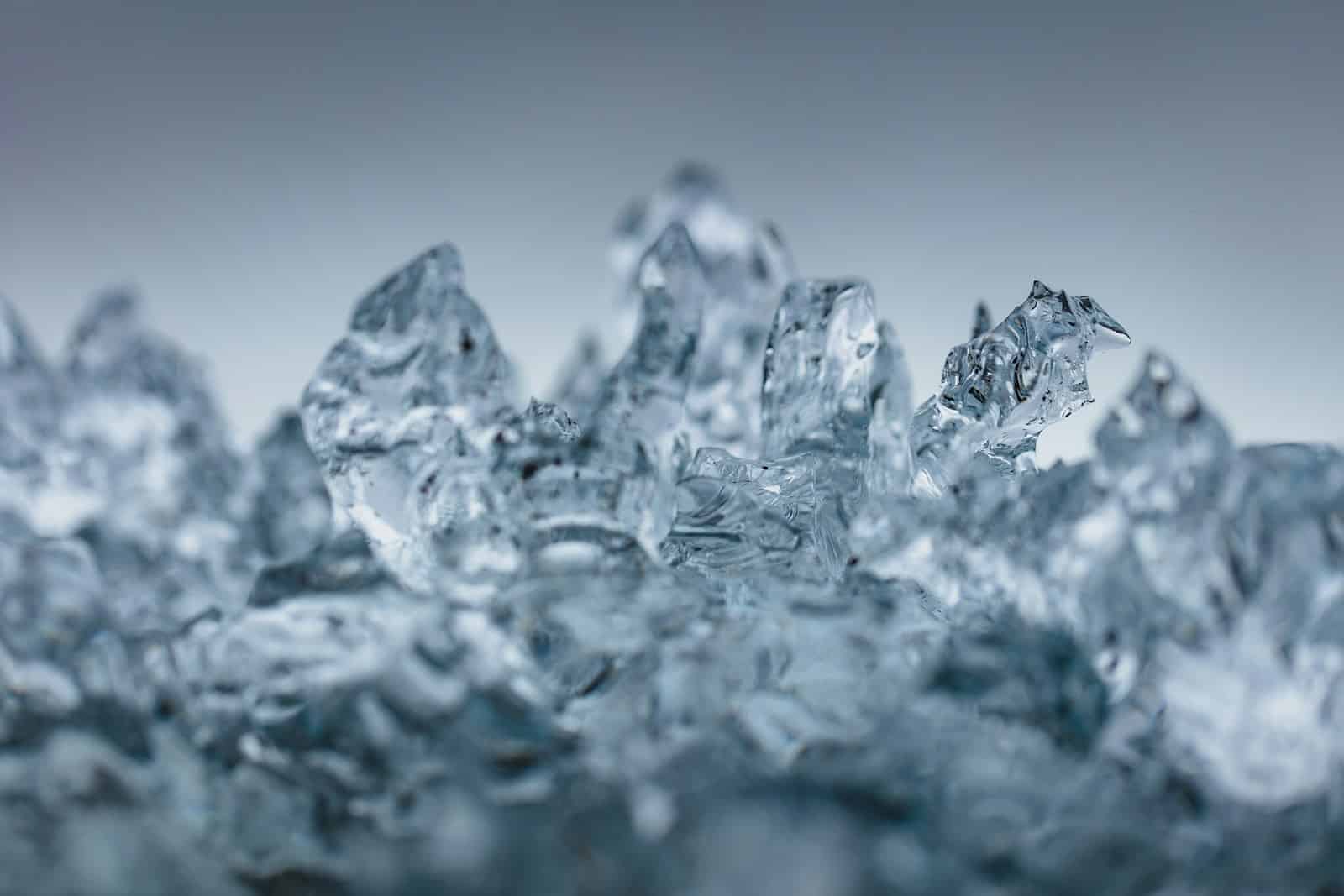 Primer plano de hielo derritiéndose